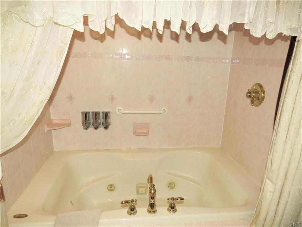 Raindrops On Roses Bed & Breakfast Herkimer Bagian luar foto